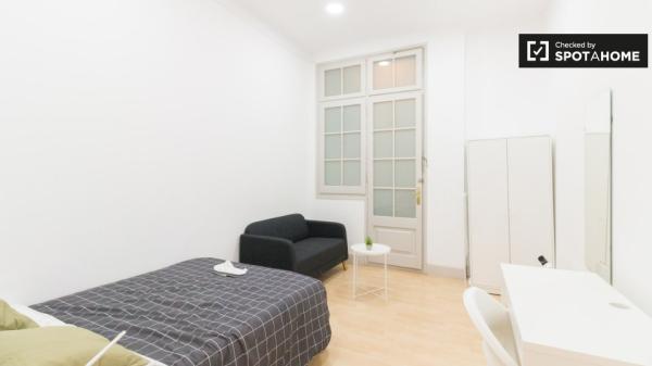 Se alquila habitación en piso de 8 habitaciones en Barcelona