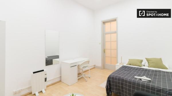 Zimmer zu vermieten in 8-Zimmer-Wohnung in Barcelona