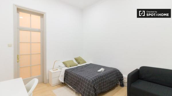 Zimmer zu vermieten in 8-Zimmer-Wohnung in Barcelona