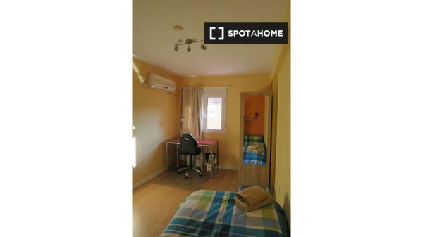 Przytulny pokój w apartamencie z 4 sypialniami w Trianie w Sewilli