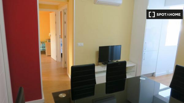 Przytulny pokój w apartamencie z 4 sypialniami w Trianie w Sewilli