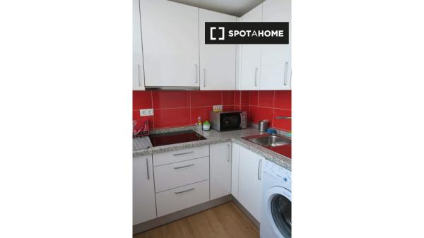 Przytulny pokój w apartamencie z 4 sypialniami w Trianie w Sewilli