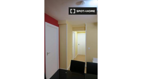 Se alquila habitación en piso de 4 dormitorios en Triana, Sevilla