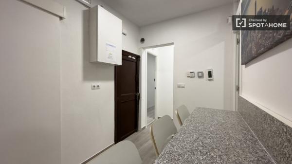 Se alquila habitación en apartamento de 3 dormitorios en Barcelona