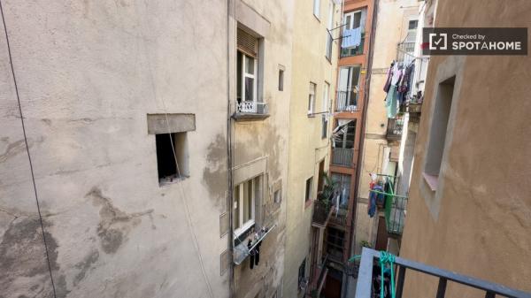 Se alquila habitación en apartamento de 3 dormitorios en Barcelona