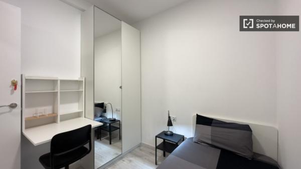 Se alquila habitación en apartamento de 3 dormitorios en Barcelona