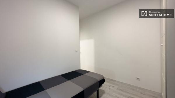 Se alquila habitación en apartamento de 3 dormitorios en Barcelona