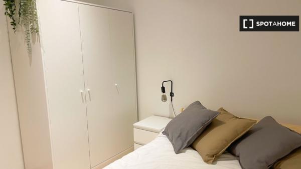 Se alquila habitación en el apartamento de 6 dormitorios en El Raval, Barcelona.