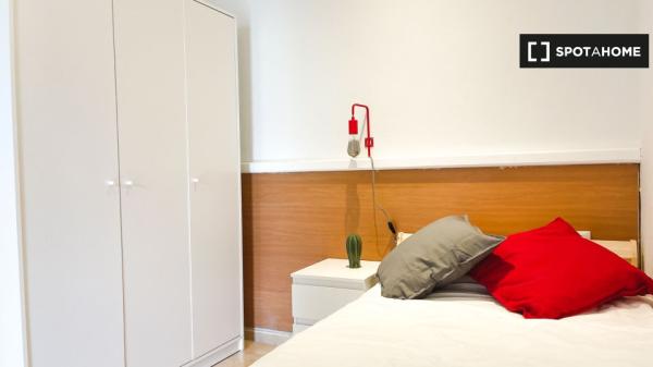 Se alquila habitación en el apartamento de 6 dormitorios en El Raval, Barcelona.