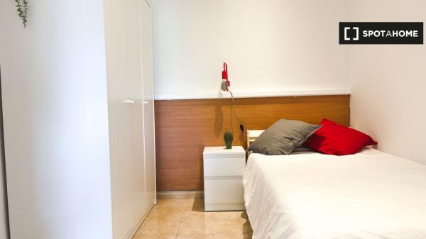 Se alquila habitación en el apartamento de 6 dormitorios en El Raval, Barcelona.