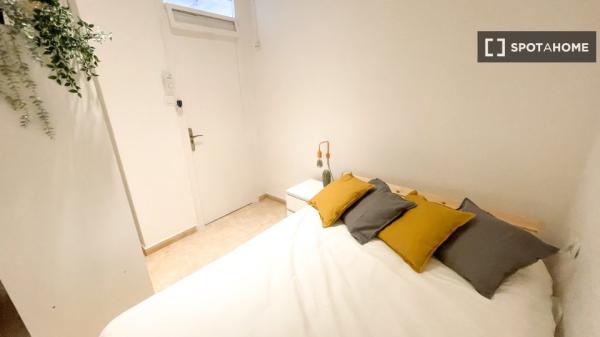 Se alquila habitación en el apartamento de 6 dormitorios en El Raval, Barcelona.