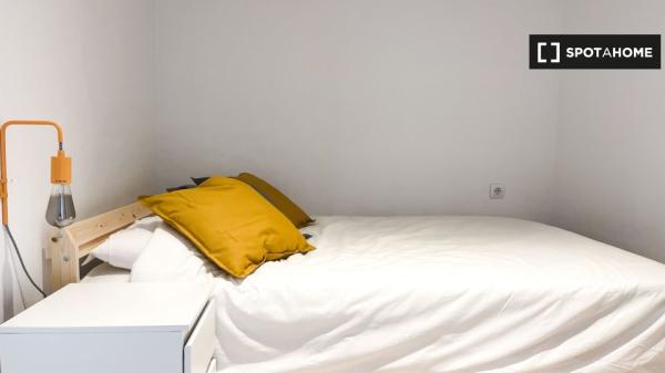 Se alquila habitación en el apartamento de 6 dormitorios en El Raval, Barcelona.