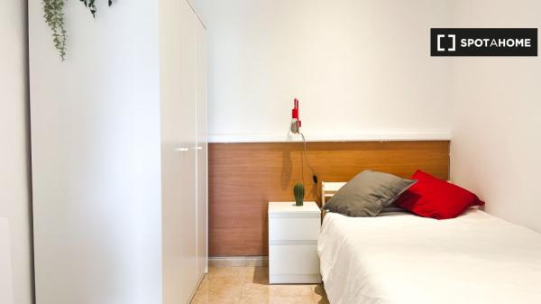 Se alquila habitación en el apartamento de 6 dormitorios en El Raval, Barcelona.