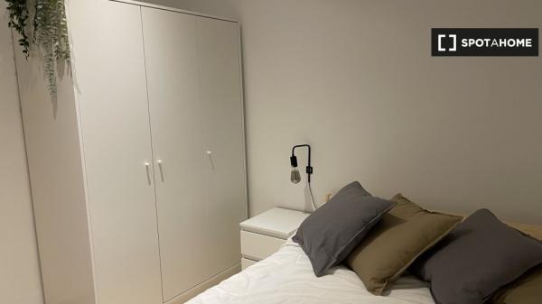 Se alquila habitación en el apartamento de 6 dormitorios en El Raval, Barcelona.