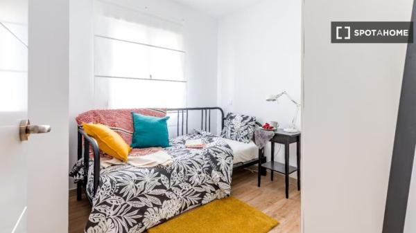 Rooms for rent in 4-bedroom apartment in Berruguete, Madrid