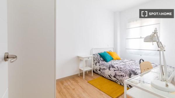 Rooms for rent in 4-bedroom apartment in Berruguete, Madrid