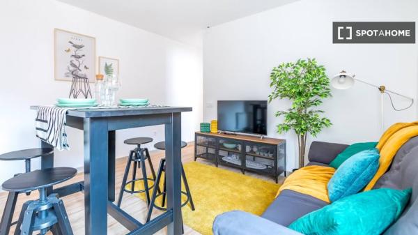 Rooms for rent in 4-bedroom apartment in Berruguete, Madrid