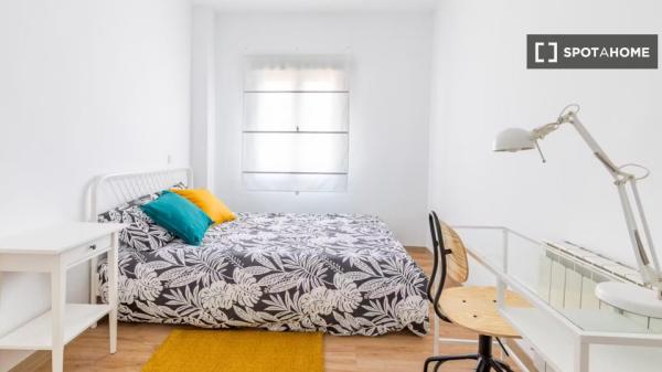 Rooms for rent in 4-bedroom apartment in Berruguete, Madrid