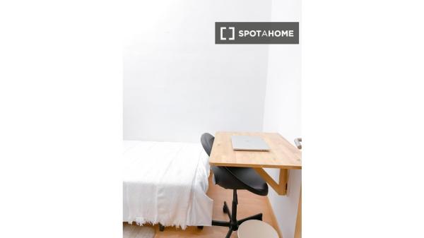 Chambre à louer dans un appartement de 6 chambres à El Raval, Barcelone