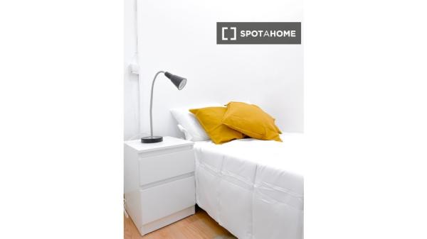 Chambre à louer dans un appartement de 6 chambres à El Raval, Barcelone