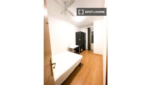 Se alquila habitación en el apartamento de 6 dormitorios en El Raval, Barcelona.