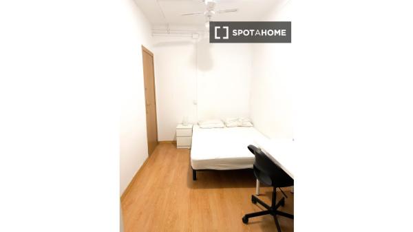 Chambre à louer dans un appartement de 6 chambres à El Raval, Barcelone