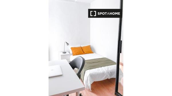 Chambre à louer dans un appartement de 6 chambres à El Raval, Barcelone