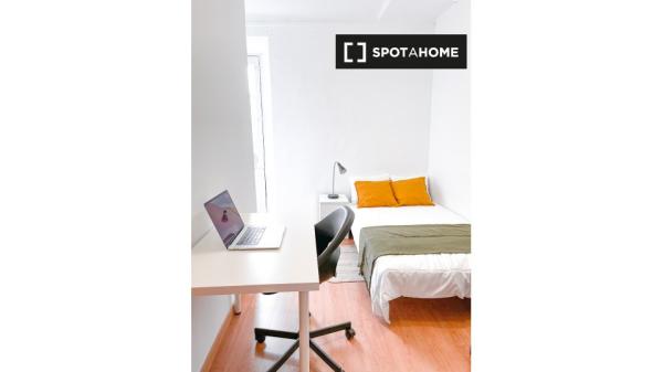 Chambre à louer dans un appartement de 6 chambres à El Raval, Barcelone