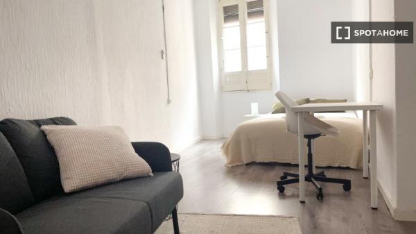 Se alquila habitación en piso de 4 dormitorios en El Raval, Barcelona