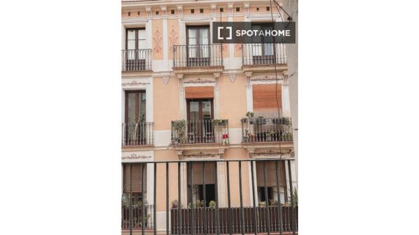 Se alquila habitación en piso de 4 dormitorios en El Raval, Barcelona