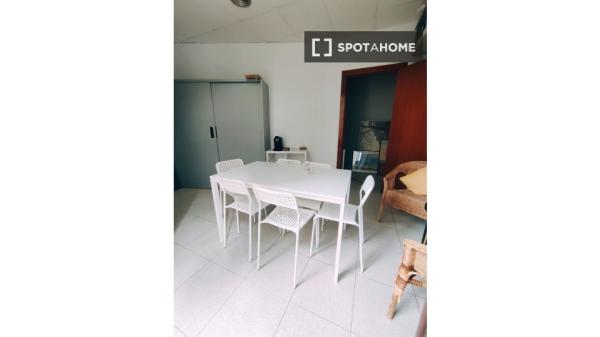 Room for rent in shared apartment in Barcelona