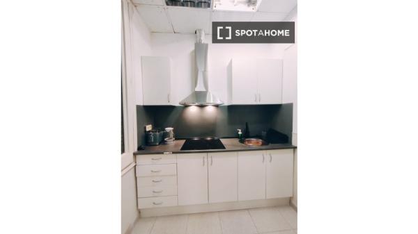 Room for rent in shared apartment in Barcelona