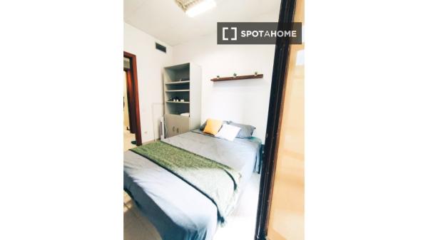 Room for rent in shared apartment in Barcelona