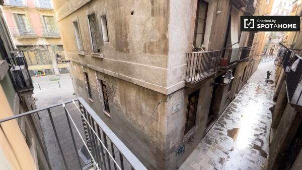 Room in shared apartment in Barcelona