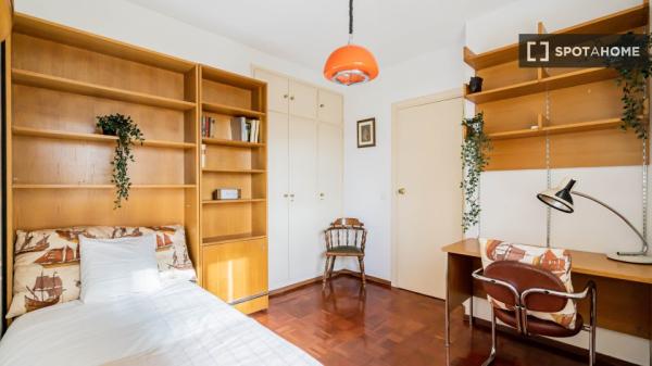 Habitación en apartamento de 4 dormitorios en Madrid