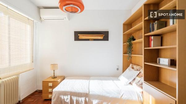 Habitación en apartamento de 4 dormitorios en Madrid