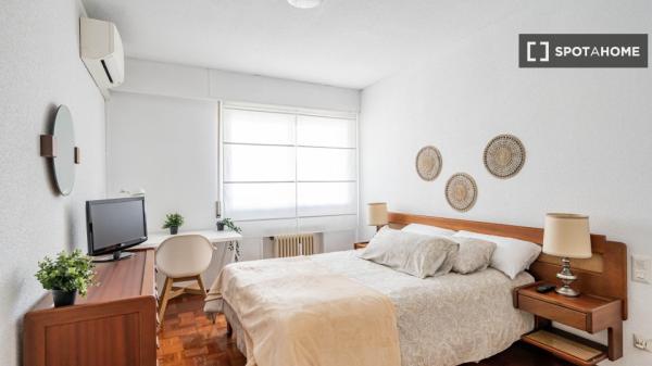 Habitación en apartamento de 4 dormitorios en Madrid