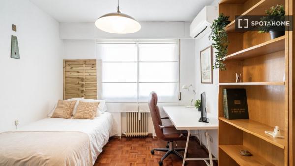 Habitación en apartamento de 4 dormitorios en Madrid