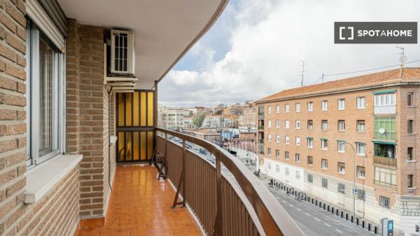 Habitación en apartamento de 4 dormitorios en Madrid