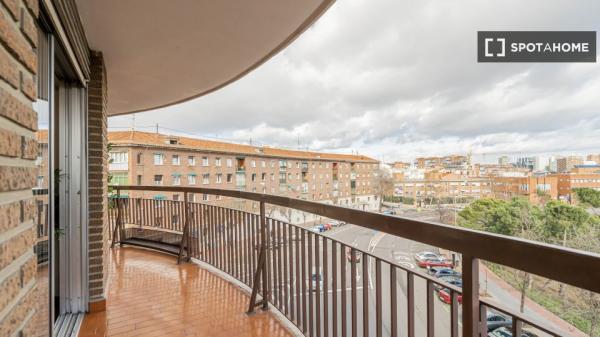 Habitación en apartamento de 4 dormitorios en Madrid