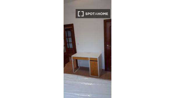 Zimmer zu vermieten in 3-Zimmer-Wohnung in Barcelona