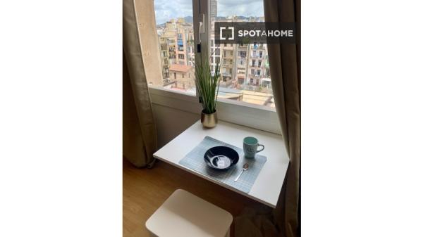 Habitación en piso compartido en barcelona.