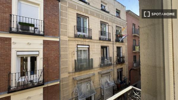 Habitación en piso compartido en madrid.