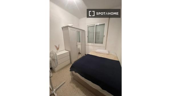 Quarto para alugar em apartamento de 4 quartos em Barcelona