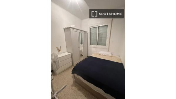 Quarto para alugar em apartamento de 4 quartos em Barcelona