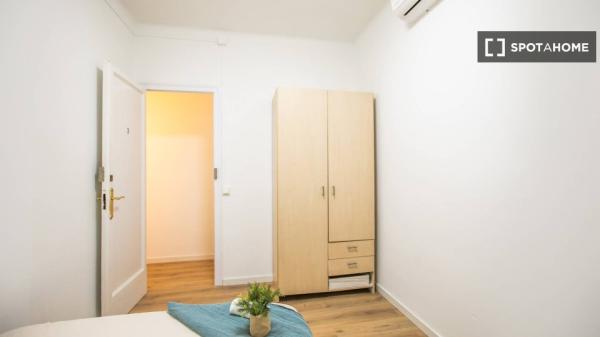 Habitación en piso compartido en barcelona.