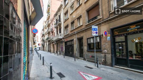 Habitación en piso compartido en barcelona.