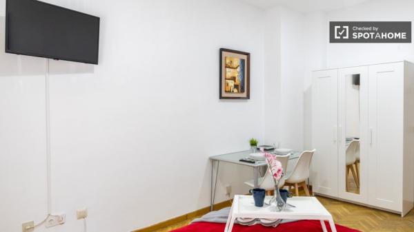 Shared room in 2-bedroom apartment for rent in Usera, Madrid