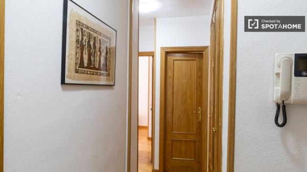 Shared room in 2-bedroom apartment for rent in Usera, Madrid