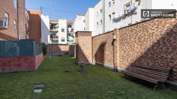 Shared room in 2-bedroom apartment for rent in Usera, Madrid